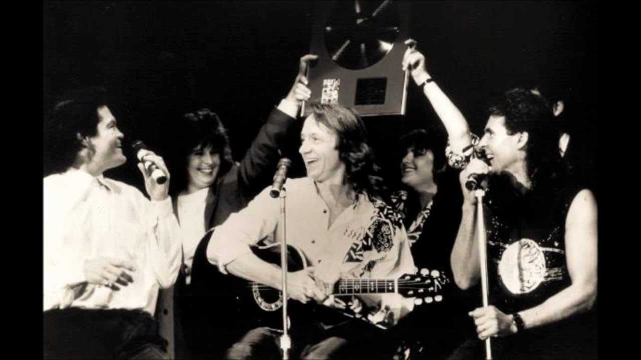 Monkees - When Love Comes Knockin' (live acoustic 1989)