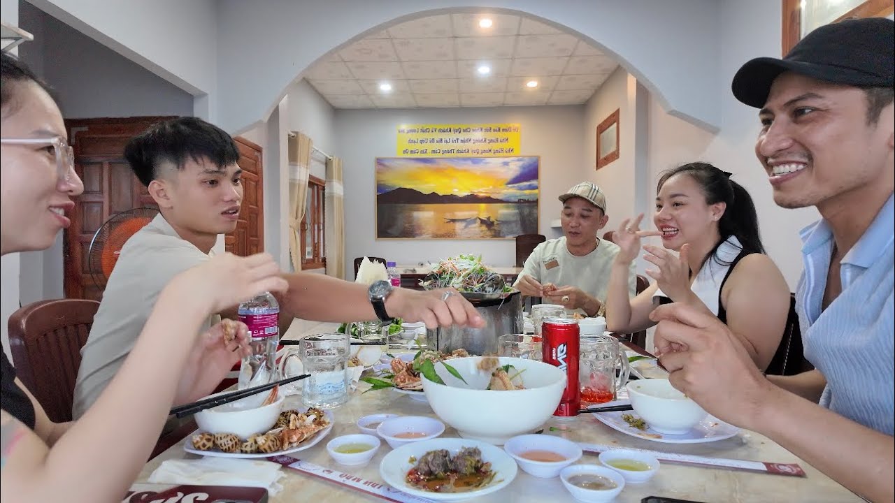 Mời Cả Team Đi Ăn Một Bửa Thật Ngon Và Tấu Hài