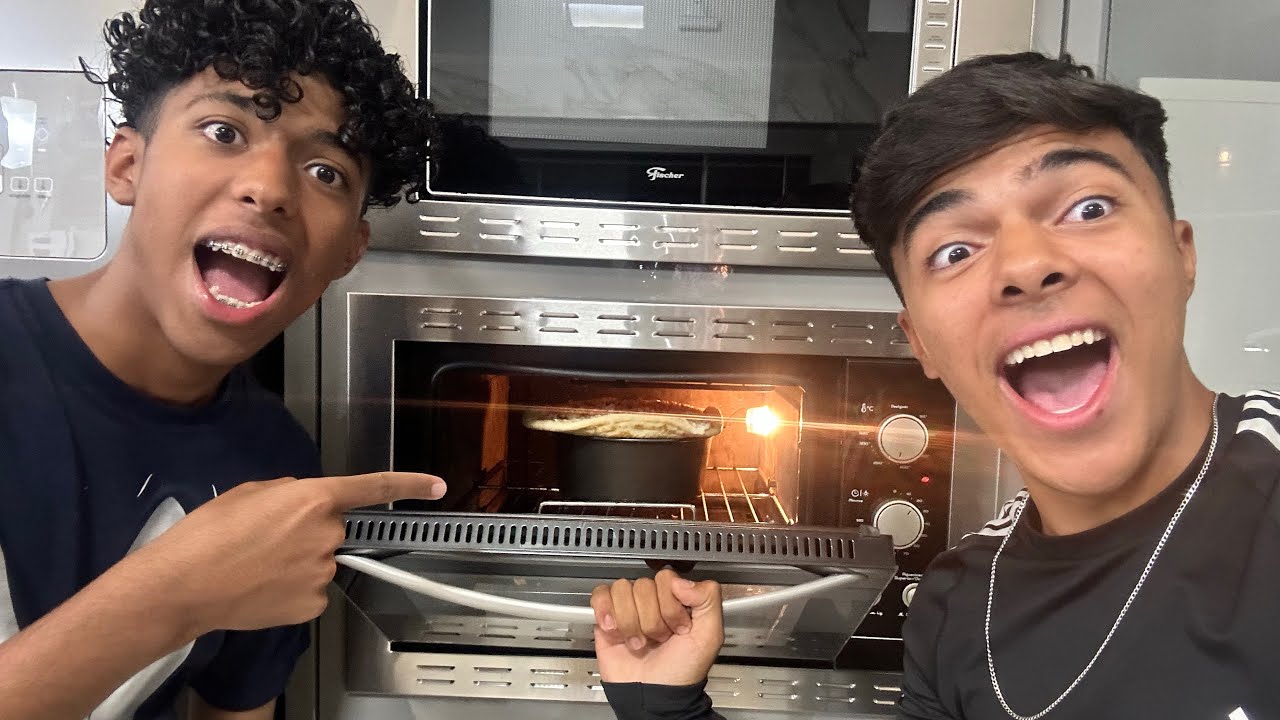 QUASE QUE EXPLODIMOS A COZINHA FAZENDO BOLO E PIZZA!😱 *Estevão e Gabriel cozinhando