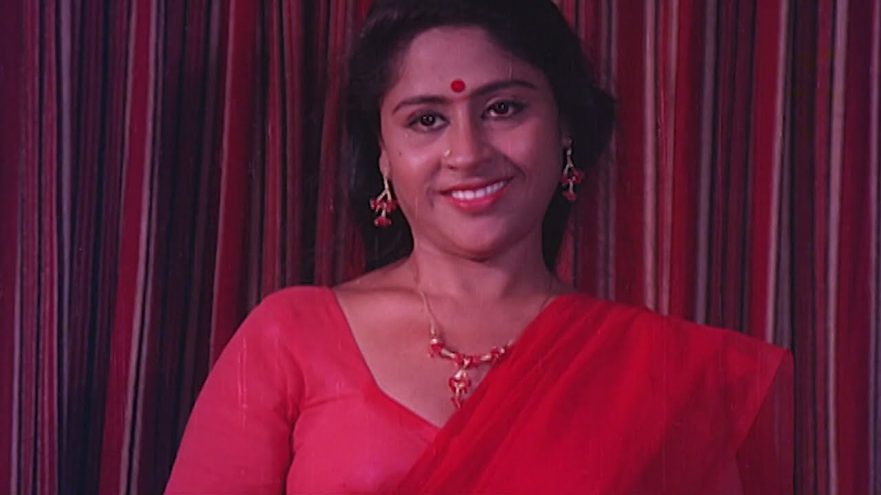 എന്നാലും ആന്റി മനഃപൂർവം ചെയ്തതാണോ ഇവനെ റൂമിലേക്ക് വരുത്തിക്കാൻ | Padatha Veenayum Paadum Movie Clip