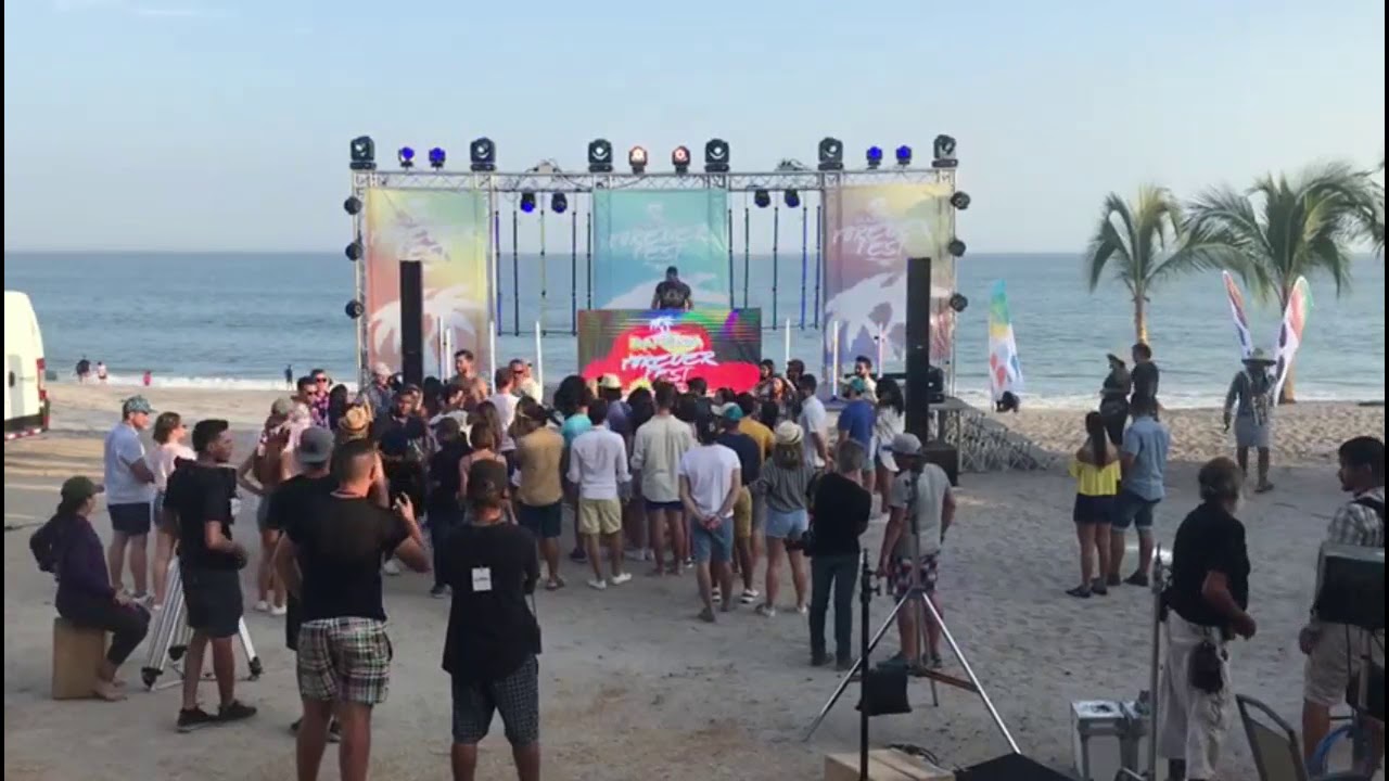 Tarima, Iluminaci&oacute;n, Sonido, Pantalla y Estructuras para evento en la playa