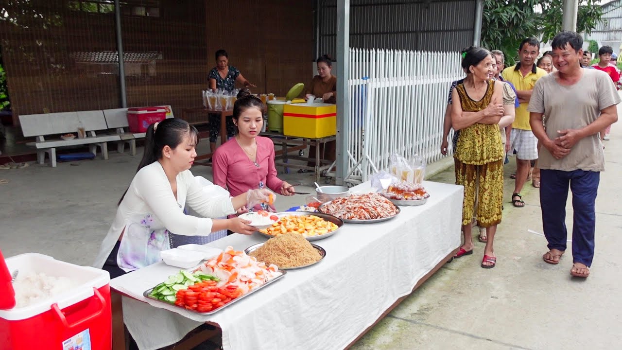 Em Nhật Em Duy Tặng 100 phần Cơm Tấm Thịt Khìa và Trà Đường cho Bà Con Ở Xóm | HQ #1585