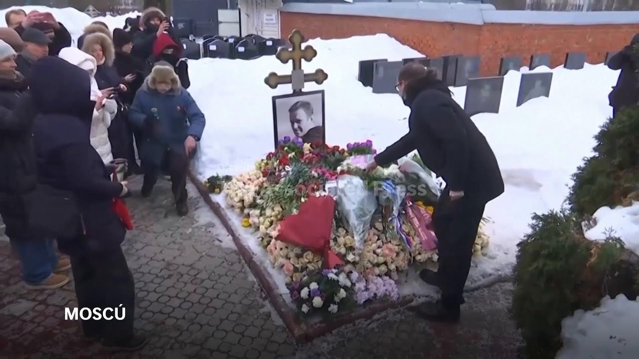 RUSIA: Llevan flores a la tumba de Navalny en el aniversario de su muerte