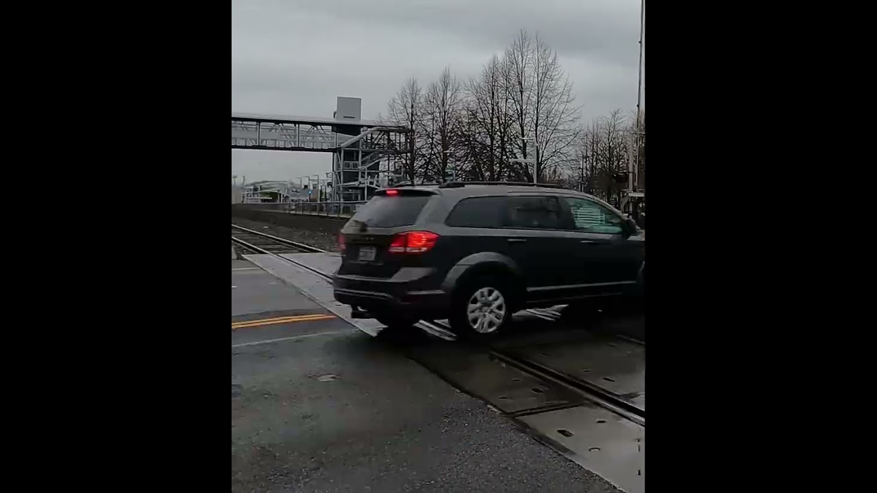 Dodge Journey SUV Navigating🚂Railroad🚂Crossing🚂Train🚂Tracks🚂ASMR [Smith St Kent WA USA]