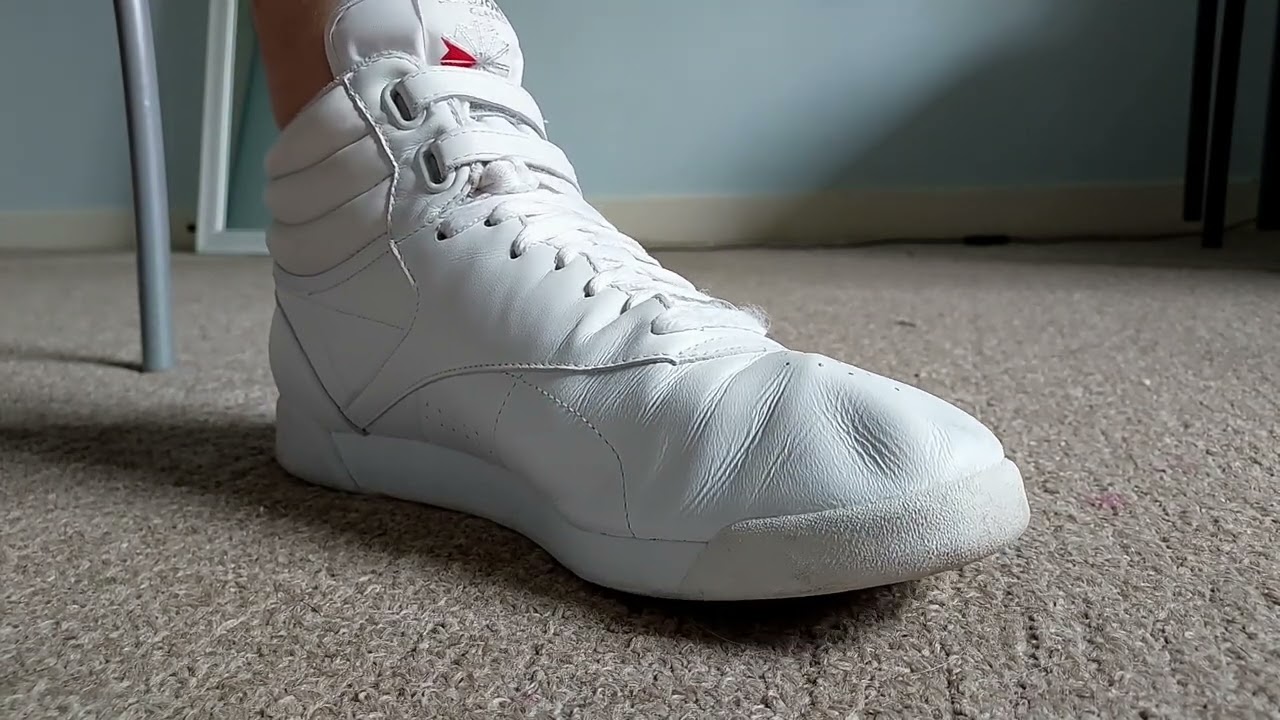Toe flexing in Reebok hi-tops sockless