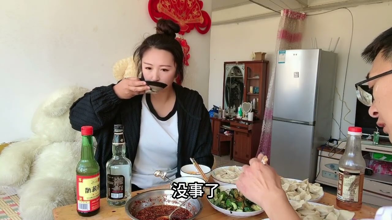 夫妻差10岁，在农村过着与世无争得生活，两人坐炕上吃饺子喝小酒