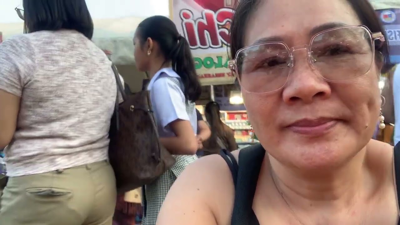 Daming paninda sa plaza at daming tao.
