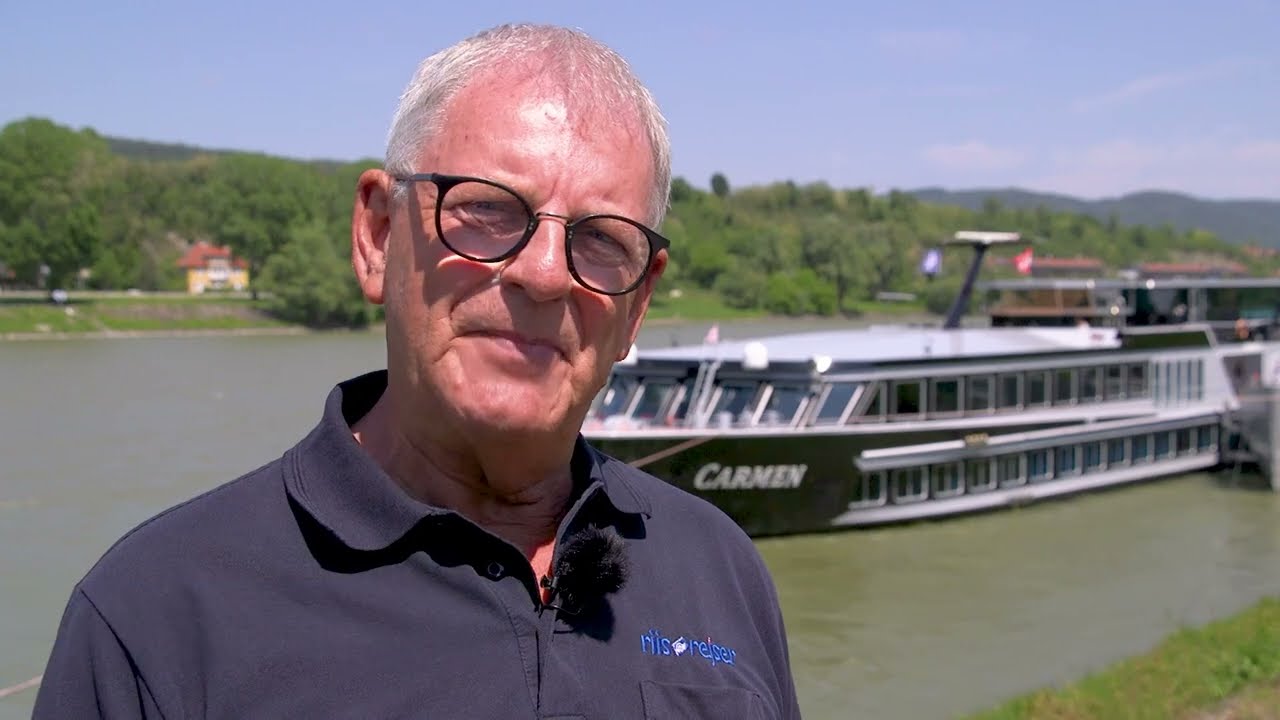 Rejseleder Benn byder velkommen om bord på MS Carmen