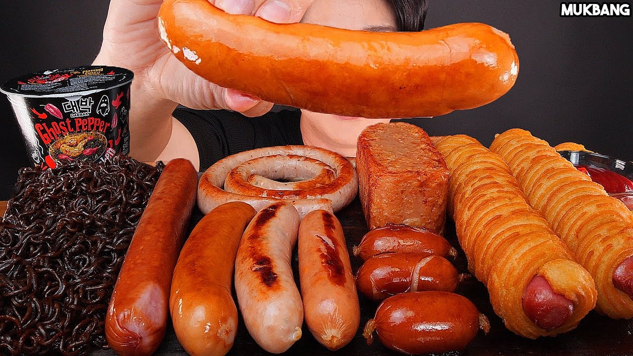 колбаса и острая лапша SAUSAGE & GHOST PEPPER NOODLE EATING ASMR MUKBANG