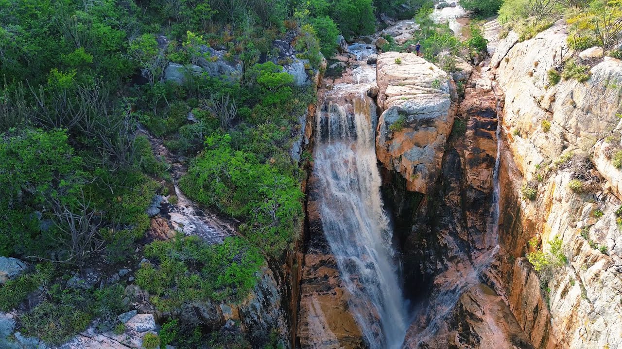 Imagem de drone da queda d’água do cânion do Macapá após as forte chuvas