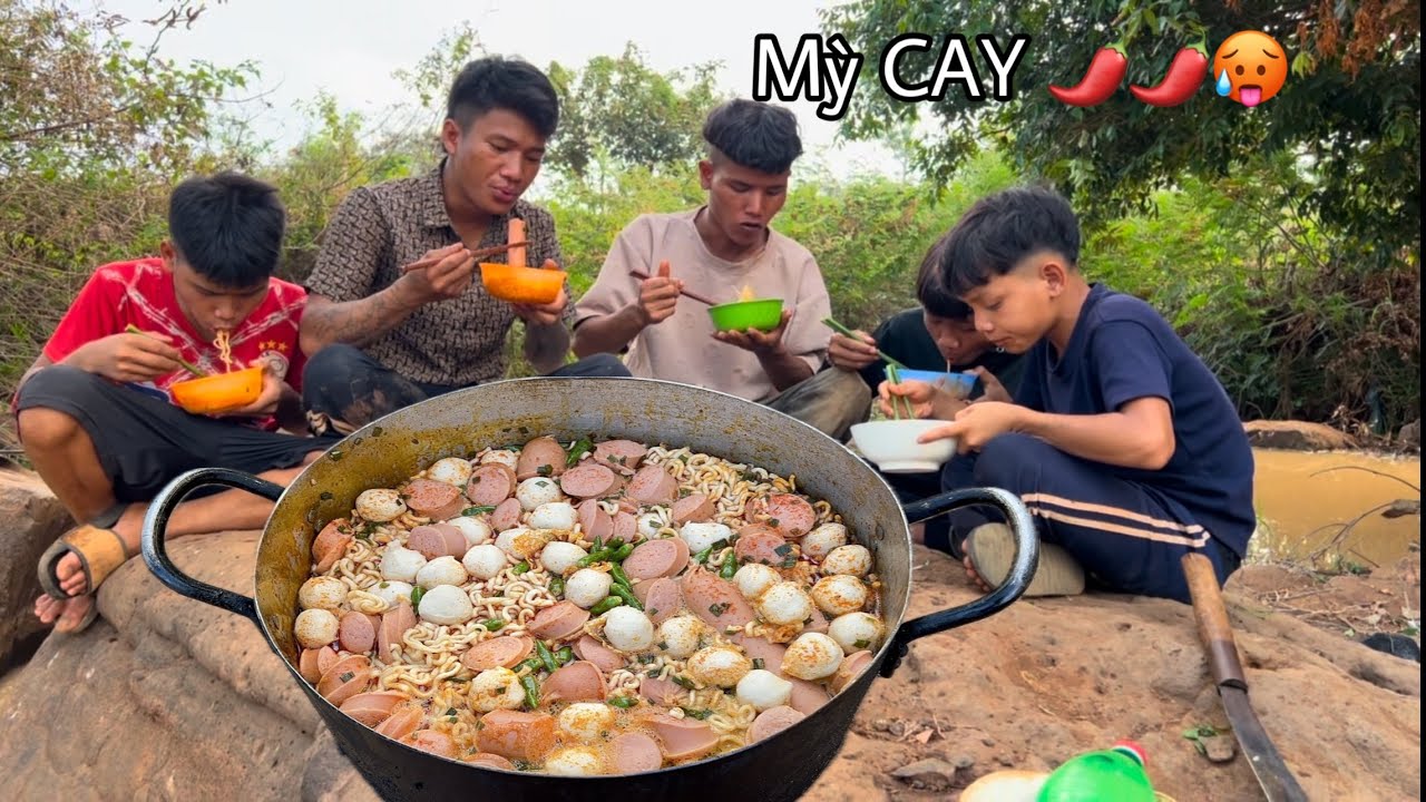 CÙNG TEAM VÀO SUỐI NẤU MỲ CAY | ĐIÊU SIU 81