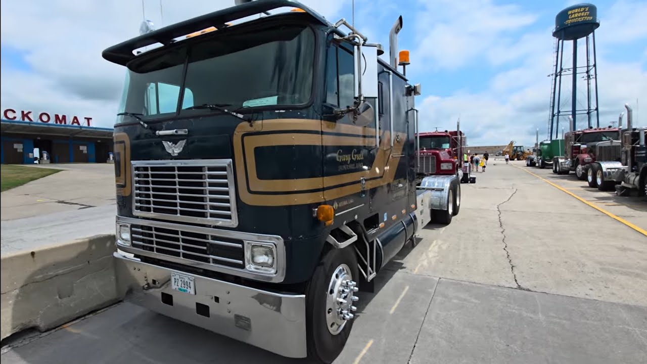 International 9800 Big Bunk 