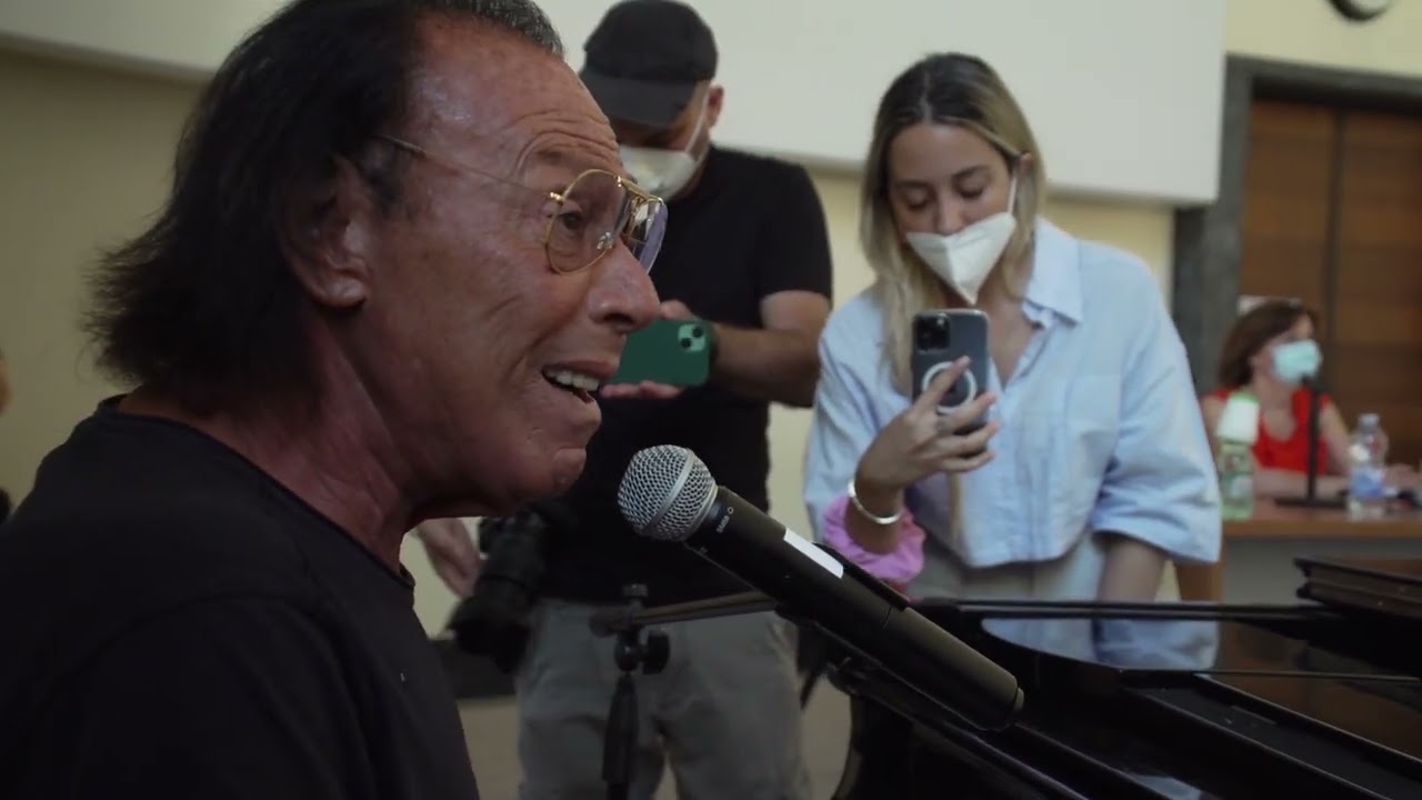 Antonello Venditti al Liceo Giulio Cesare di Roma canta Notte prima degli esami