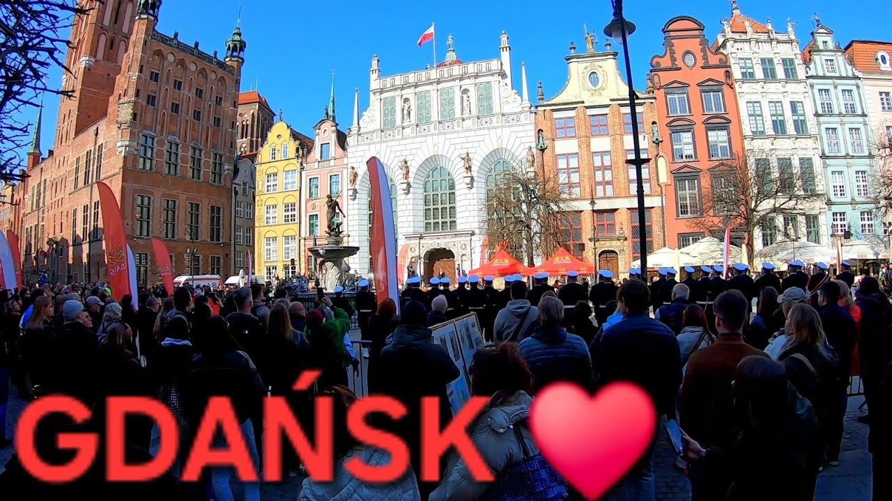 GDAŃSK ŚWIĘTUJE. 81. ROCZNICA POWROTU GDAŃSKA DO GRANIC POLSKI. DW&Oacute;R ARTUSA - 1945 ZATKNIĘCIE FLAGI