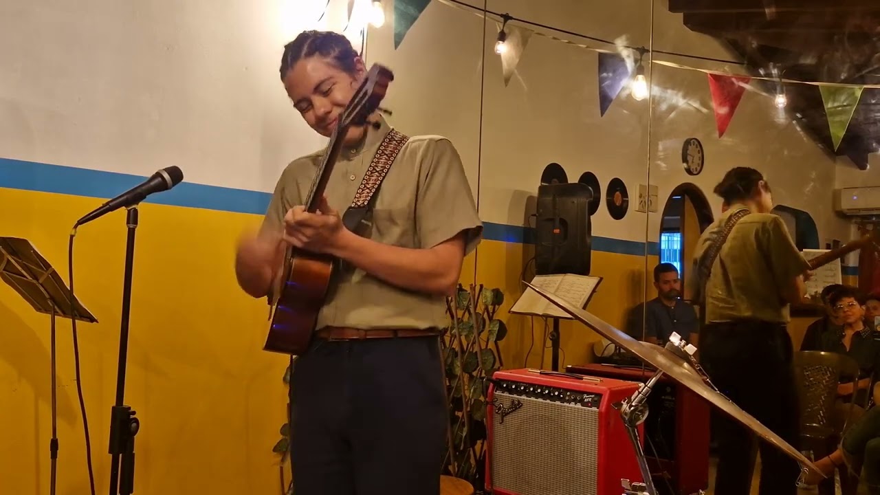 Angel del Cuatro y su pieza Colorado Strings