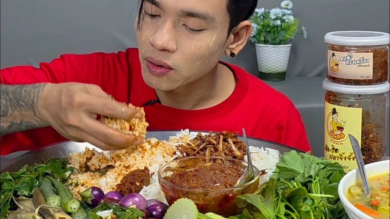မမဝဝ ကနေထုပ်ထားတဲ့ငပိကြော်နဲ့ ရာသီနဲ့လိုက်ဖက်တဲ့ ငါးသရက်သီးချဥ်လုံးချက်ဟင်းလေးနဲ့တော့ 🍚🥵