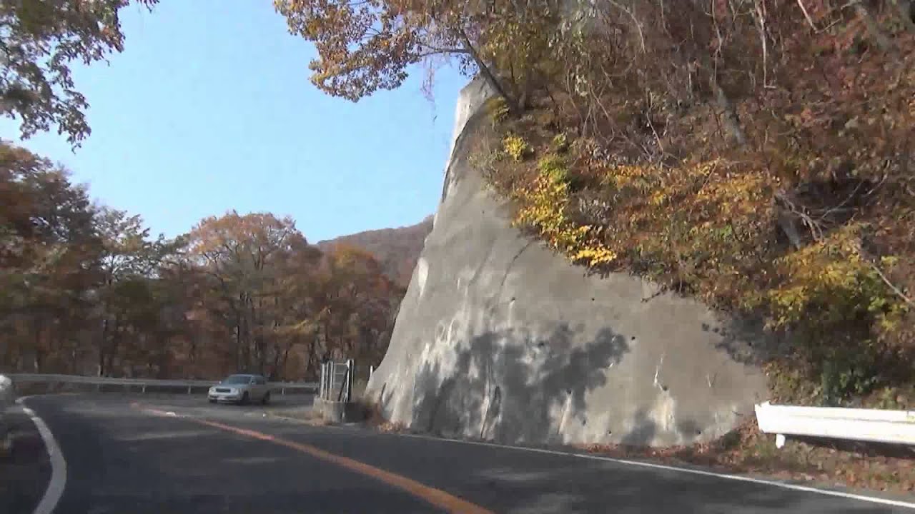 道のうねりが面白い 赤城山上り 紅葉シーズン