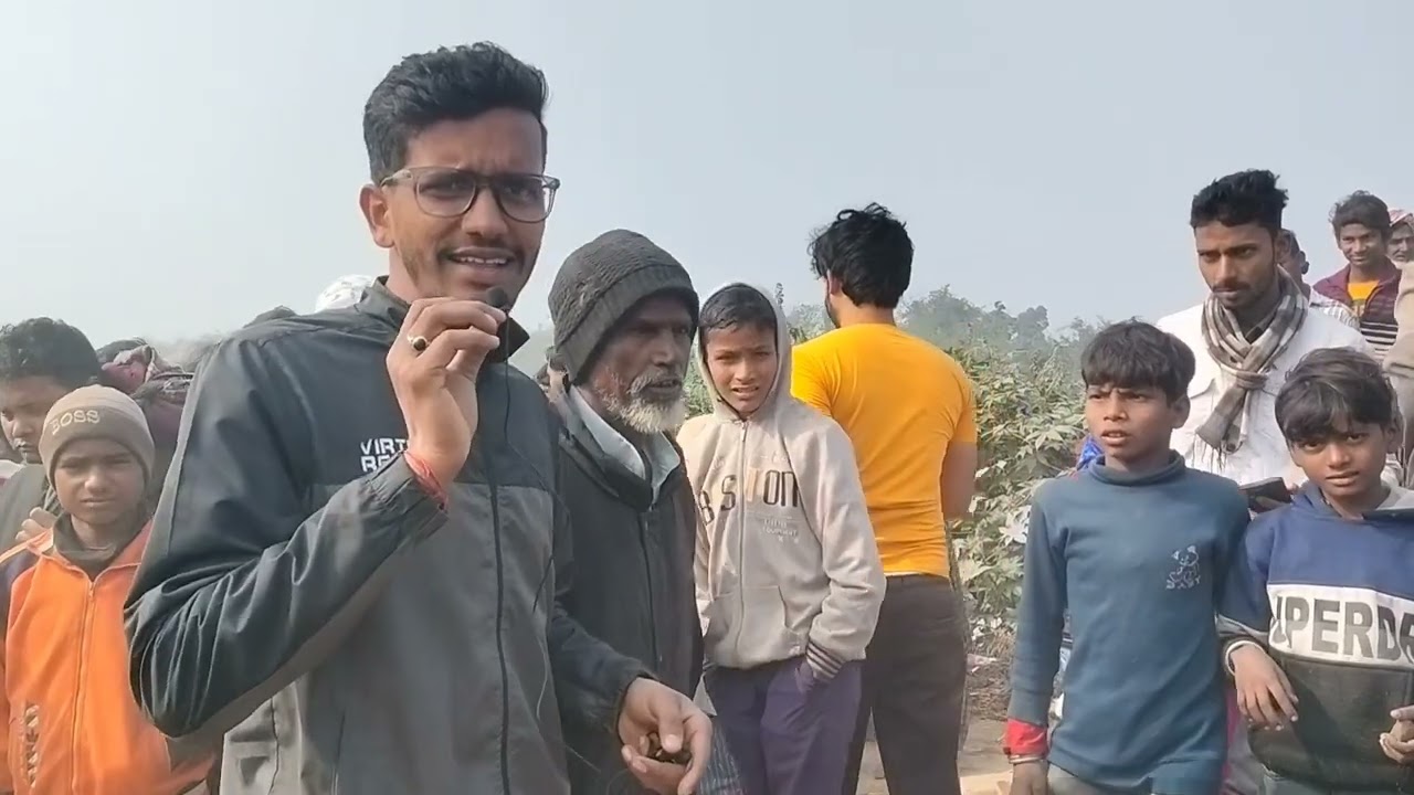 मधेपुर प्रखंड के महासिंह हसौली पंचायत के बहेरा गांव में आज एक कार पुल पर चढ़ते समय नदी में गिर गया 