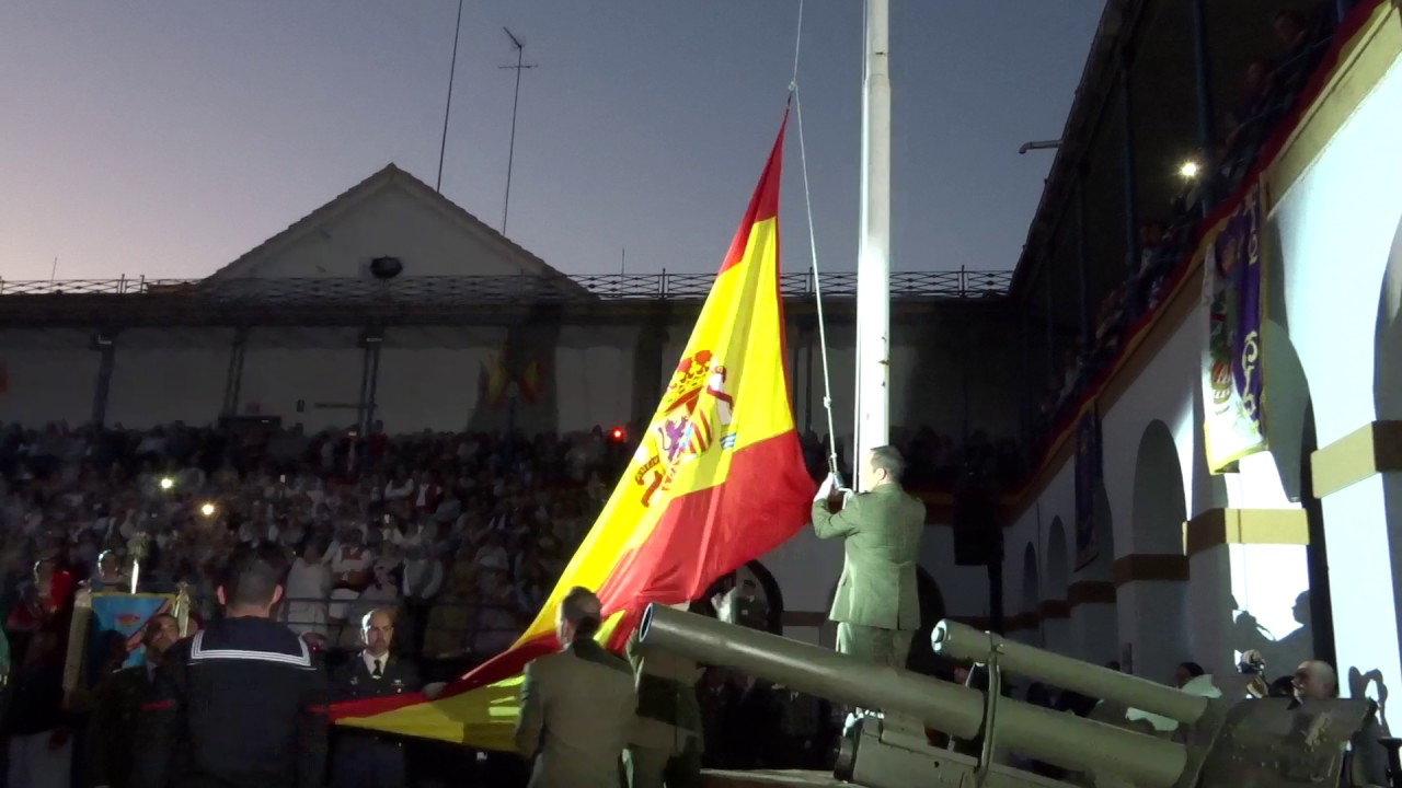 Arriado de bandera en el acuartelamiento de San Juan de Ribera