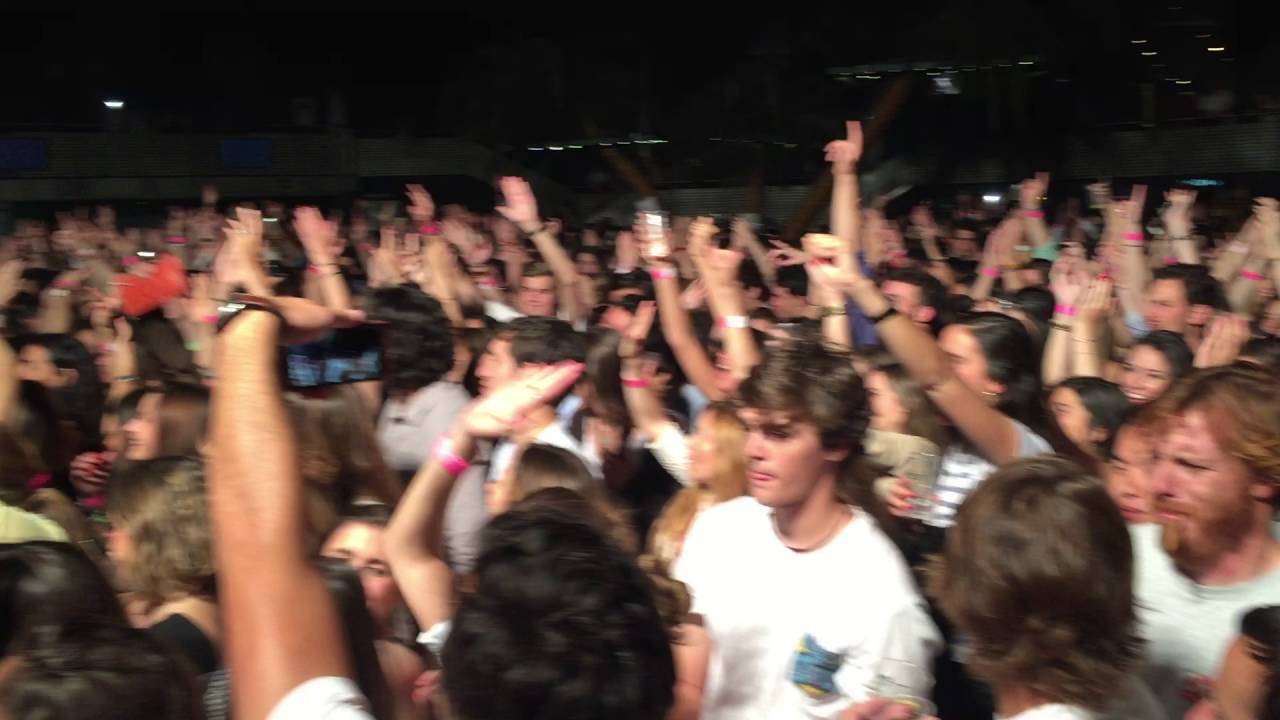 Intro de la banda y Amos del Piano Bar - Taburete - En Directo La Riviera (17 Junio 2016)