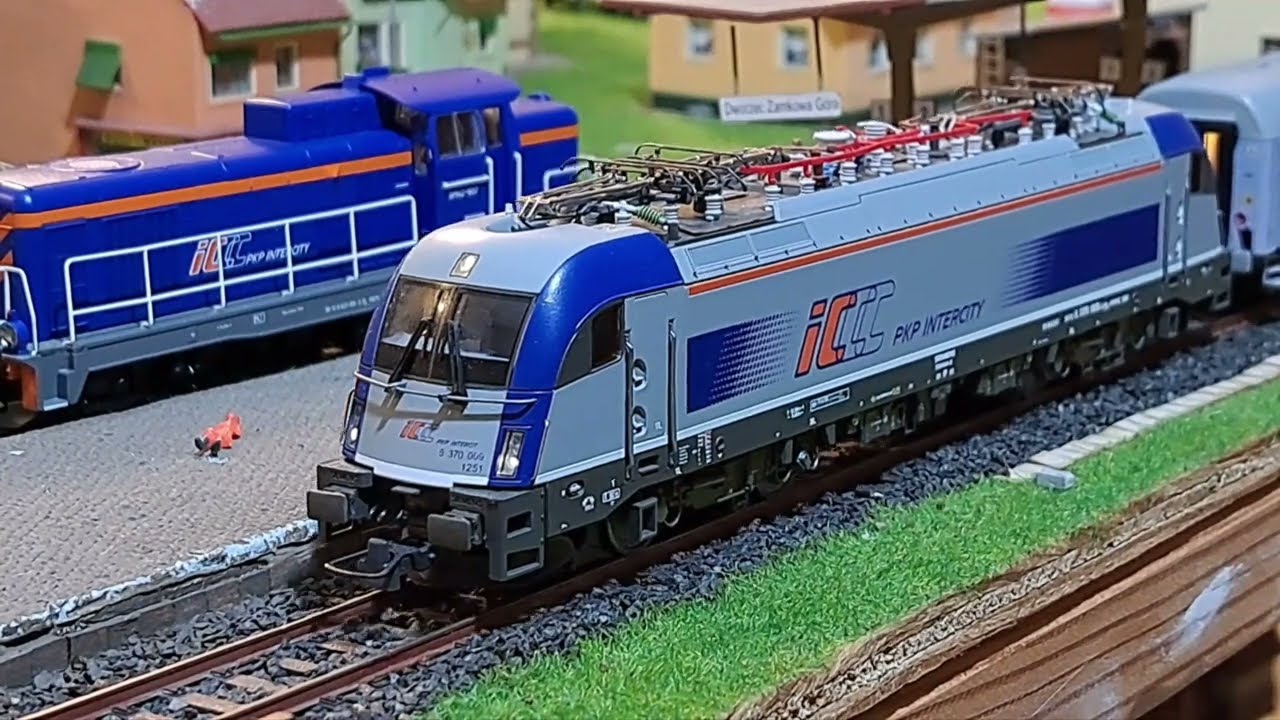 Nocny Husarz PKP Intercity EU44 ES64U4-D H0, może Chopin IC CD relacji Praga - Warszawa