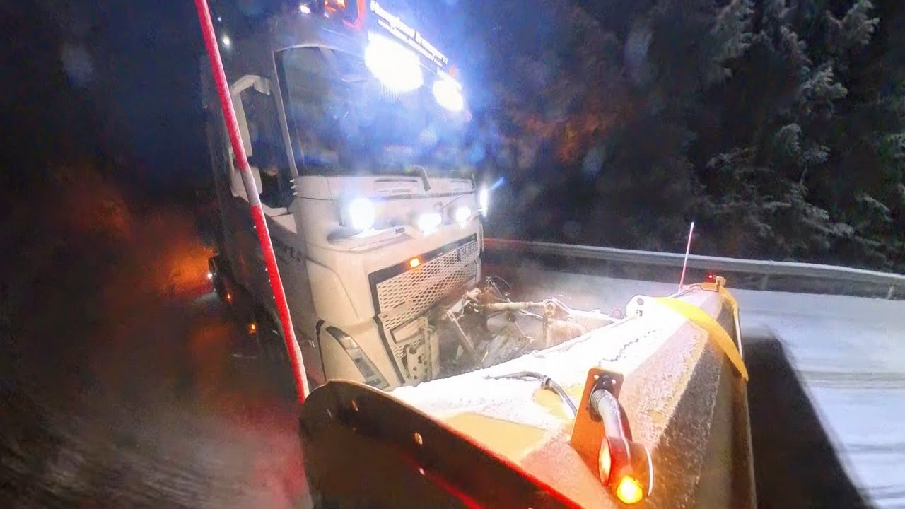 Brøyting med lastebil Volvo Fh540 på norske vei. Snowplow with truck on norwegian roads.