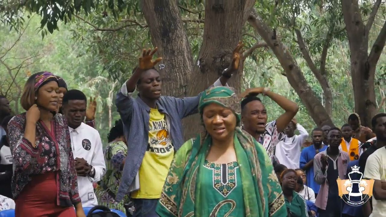 Moment de prière avec Mardochée Kashala