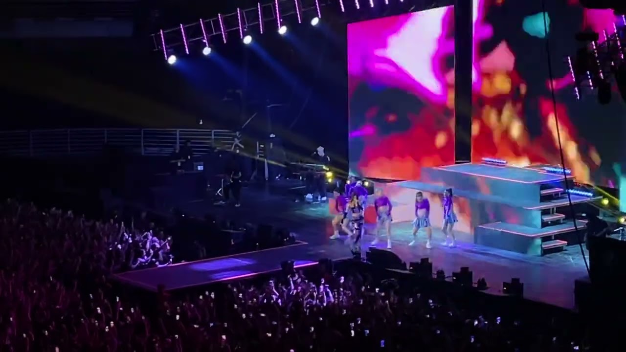 SUÉLTATE EL PELO Tini Movistar Arena Chile 🇨🇱,Octubre 2022.