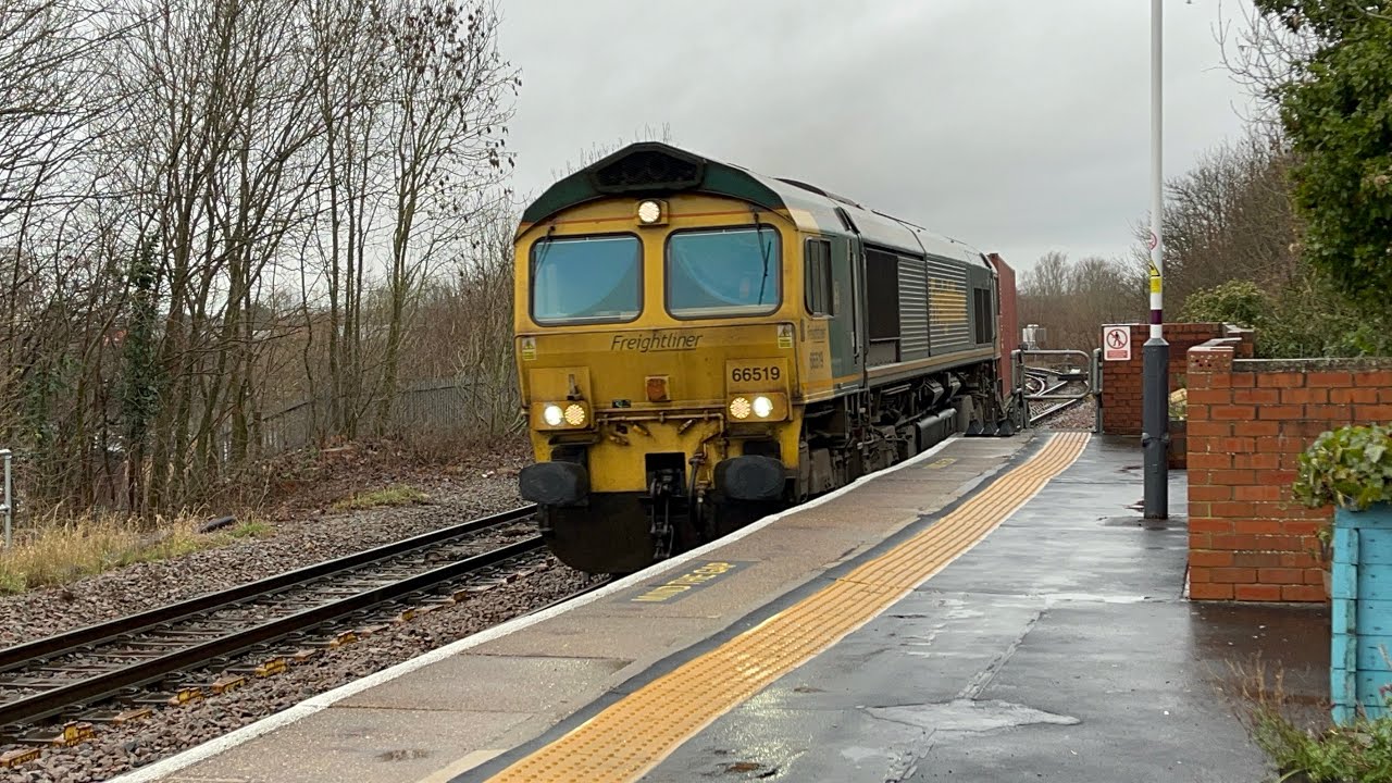 A happy Freightliner 66519 4L73 Tinsley Intermodal Term to London Gateway Frghtliner 13;46 21/1/2026