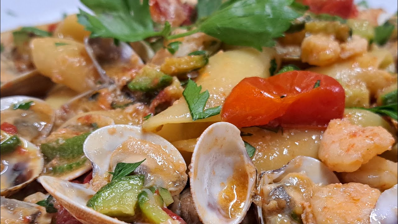 Pennoni con zucchine gamberetti e lupini