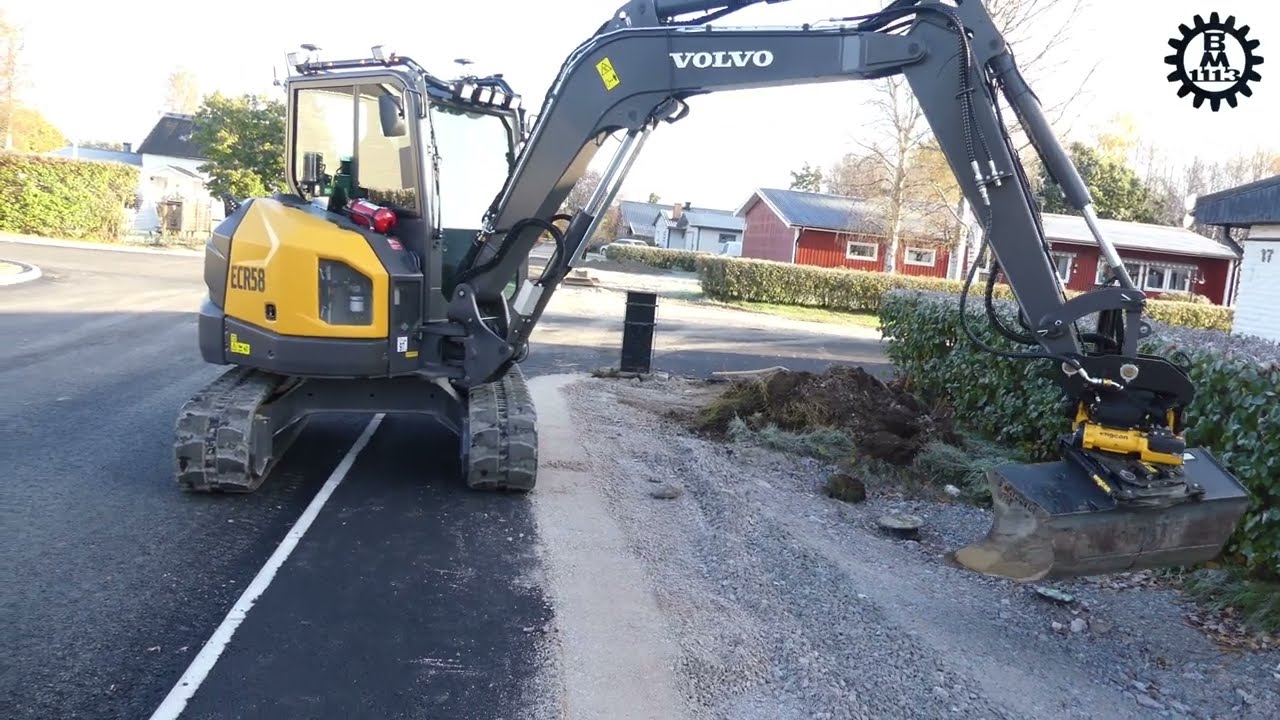 Volvo ECR58 with Engcon tiltrotator in work