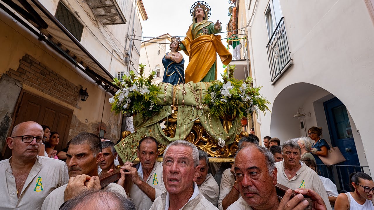 Bacoli - Processione della Santa Patrona di Bacoli Sant'Anna, con gli sbandieratori del gruppo ATSC