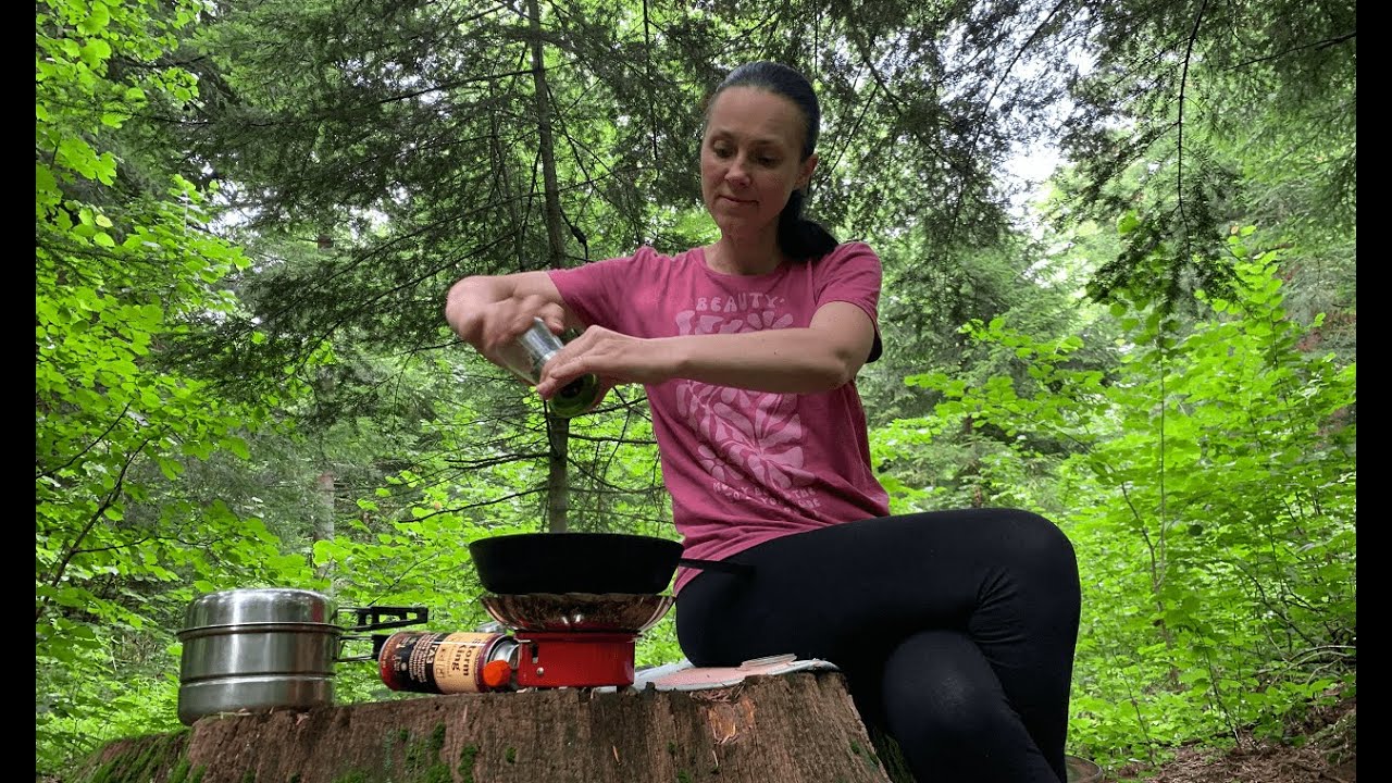 She picks mushrooms and cooks the national dish Carpathian banosh in the forest. Part 24/ASMR