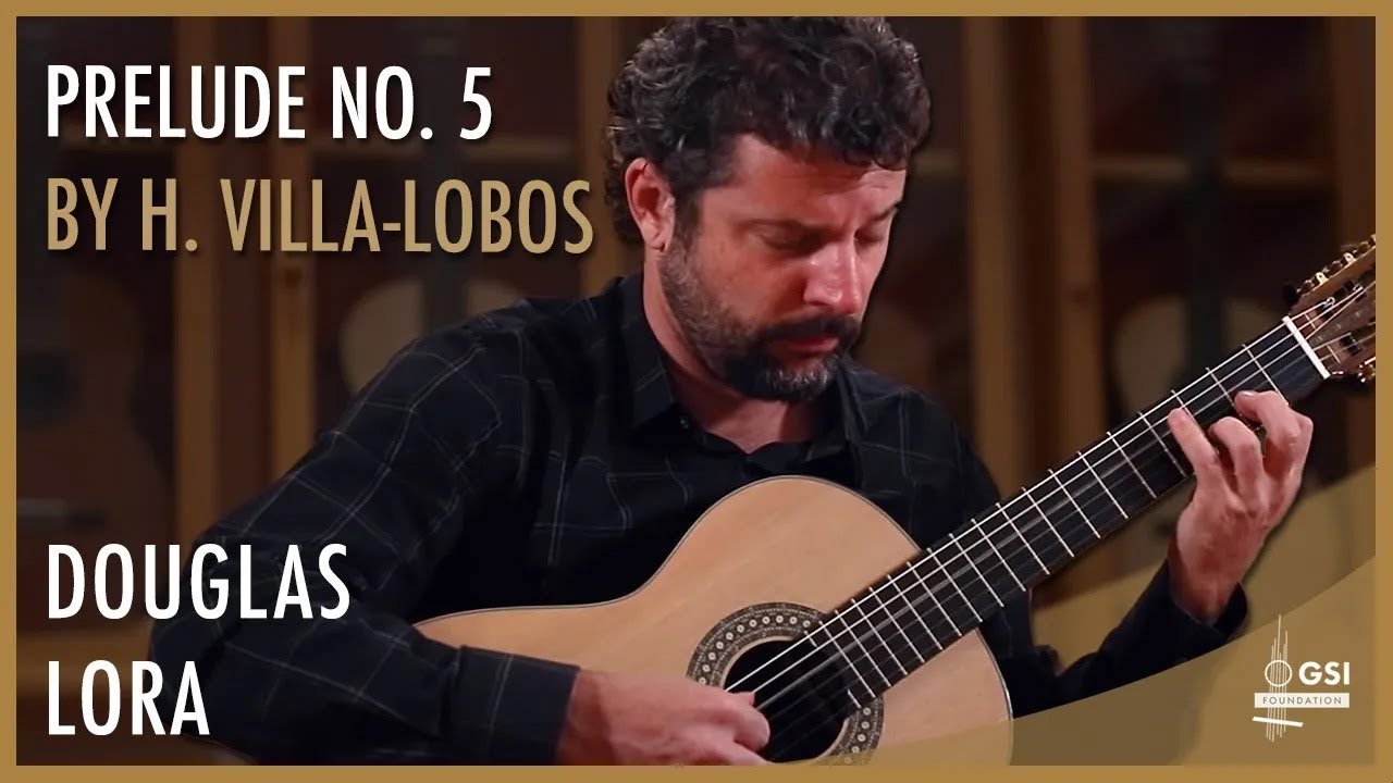 Douglas Lora performs 