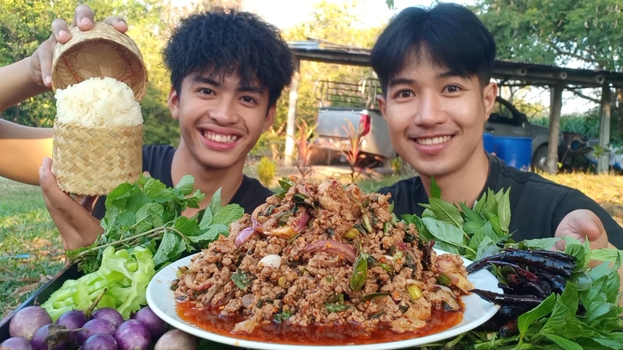 ลาบเป็ดอุดรรสเด็ด อร่อยเผ็ดแซ่บสมชื่อ มากินข้าวด้วยกันครับ.