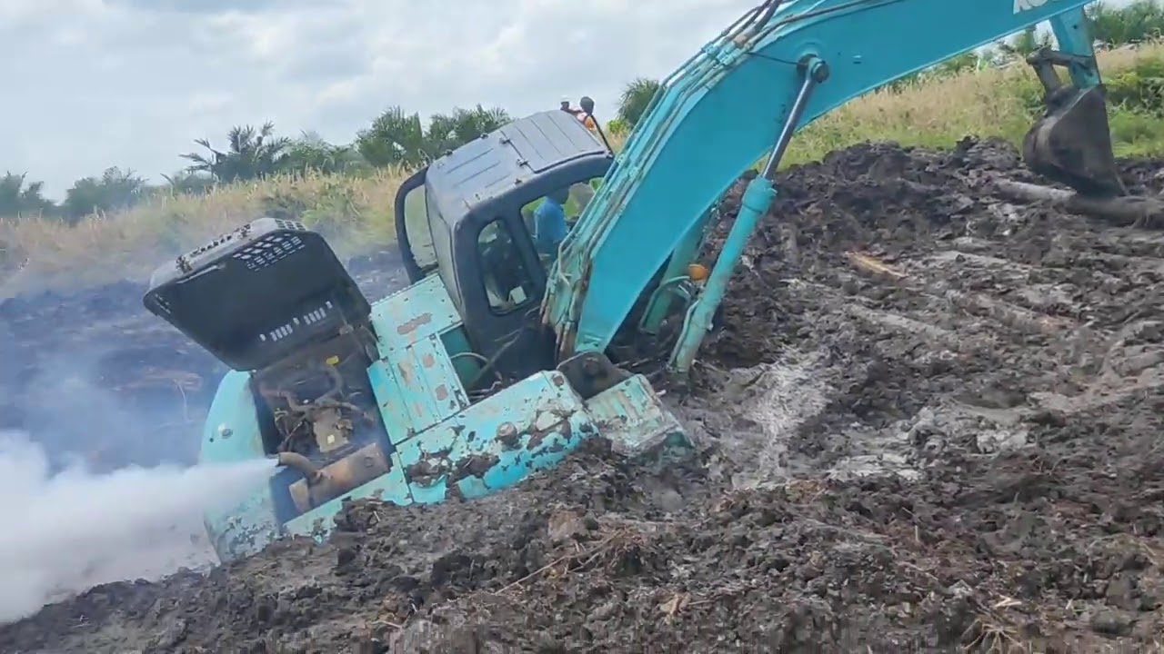 Skil DeWa operator Evakuasi EXCAVATOR Tenggelam di Tanah gambut