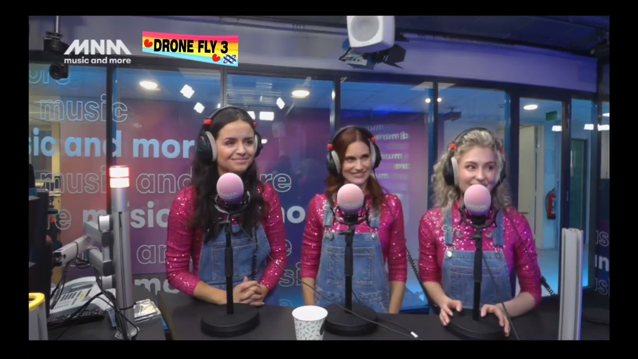 K3 bij MNM interview en live optreden Verliefd met Hanne Marthe en Julia en Willy Waldo en Wuppert