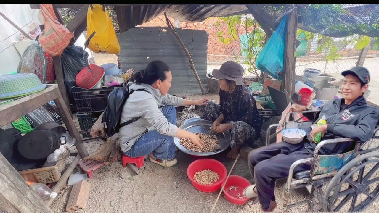 Cụ Bà Hằng Ngày Lột Hạt Điều Nuôi Cháu Bị Tai Nạn Đụng Xe Nay Ngồi Xe Lăn Tuổi Đời Quá Trẻ 
