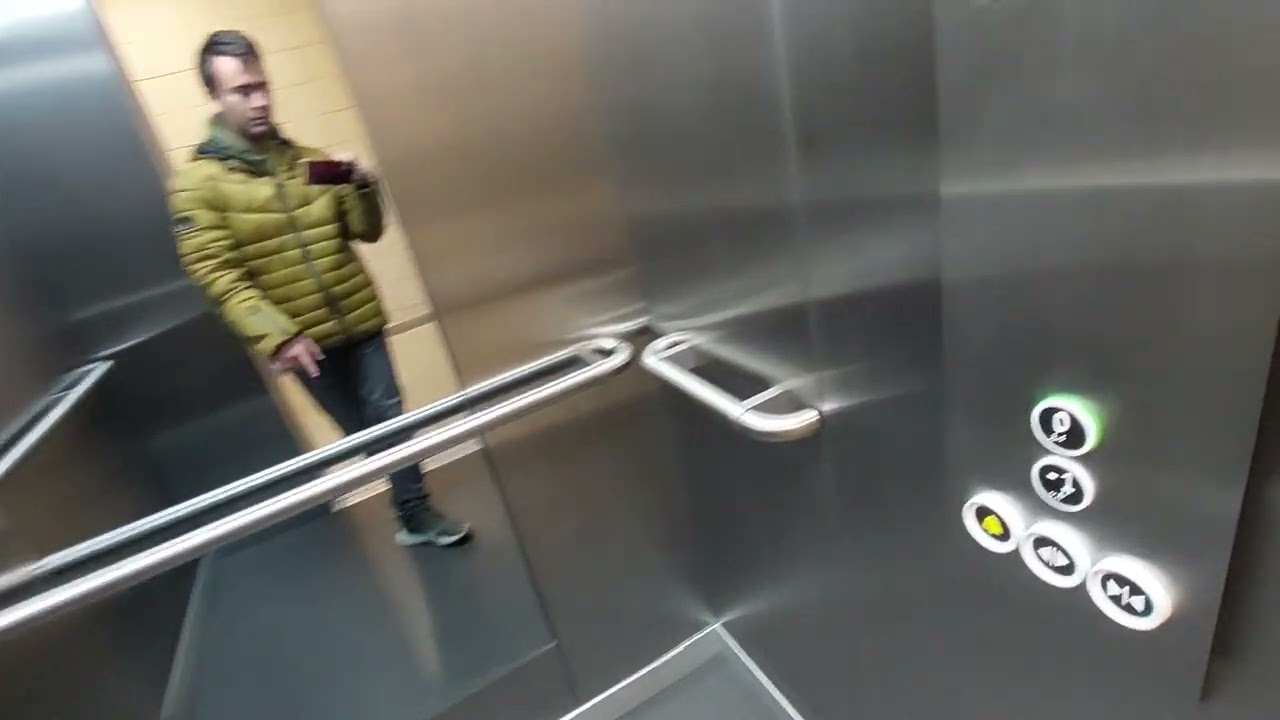 2022 TKE lift at Plusfresc supermarket in Reus