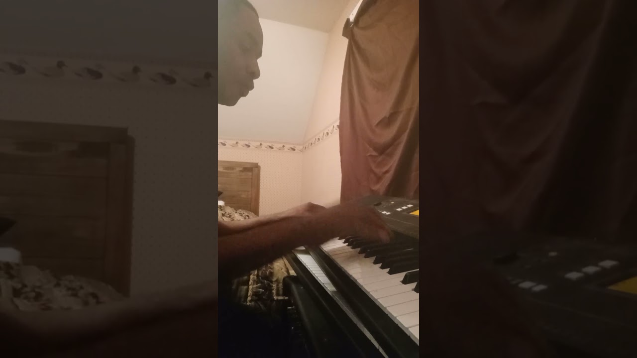 Piano Man playing the e343 Yamaha for beginners