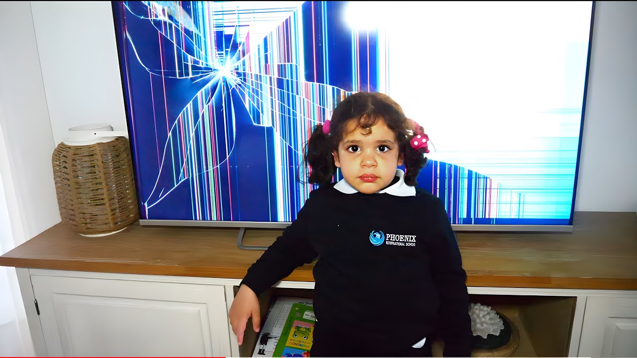 Amira a cass&eacute; la t&eacute;l&eacute; avec sa tablette￼