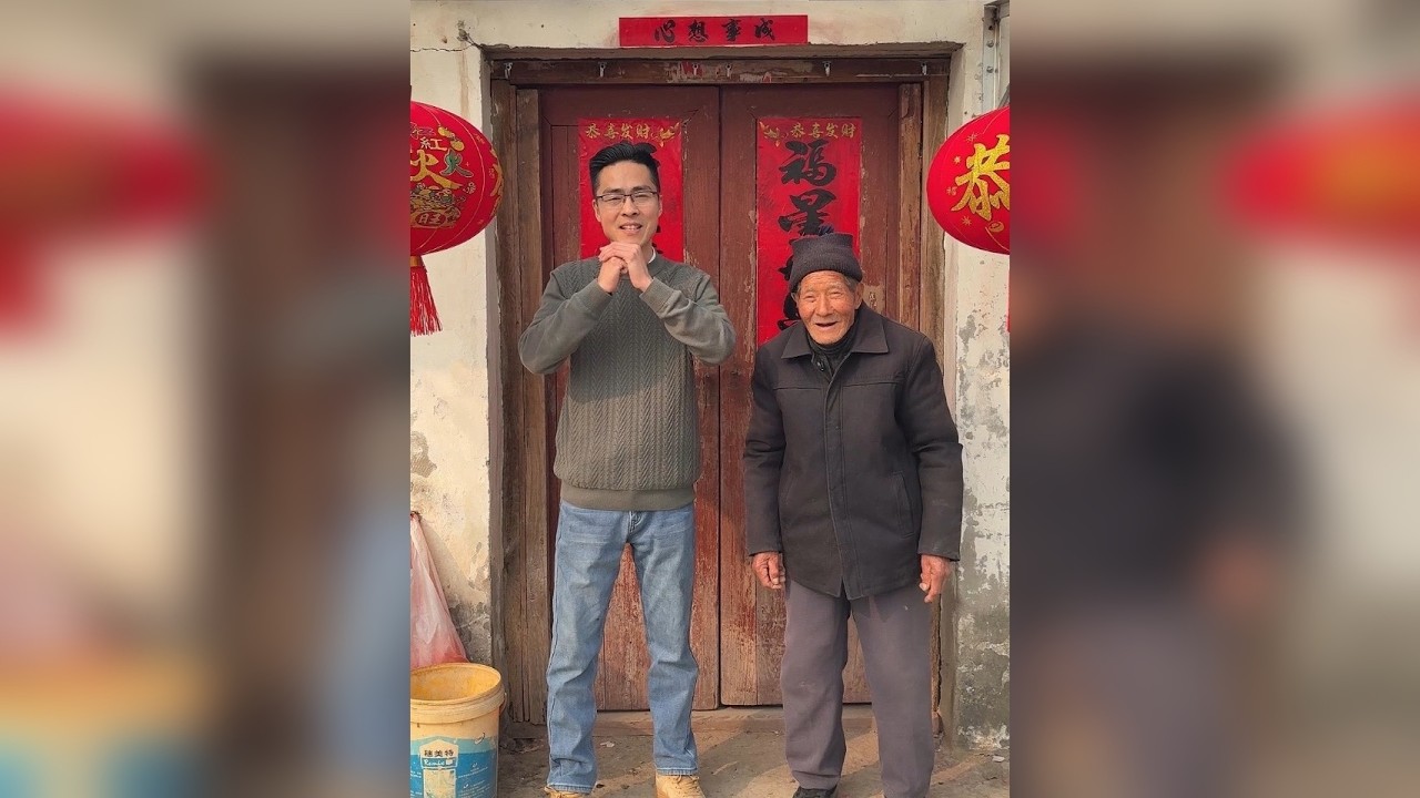 陪一位没有血缘关系的爷爷过年！是一种怎样体验！ 没有血缘的牵绊，却有胜似亲人的温暖。愿爷爷岁岁安康！