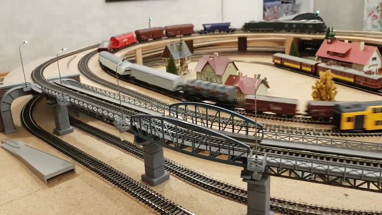 Piko BR185 starter set 97939 ; Piko E499.2 der ČSD;   Trix 22580 Ae 8/14  H0 1:87