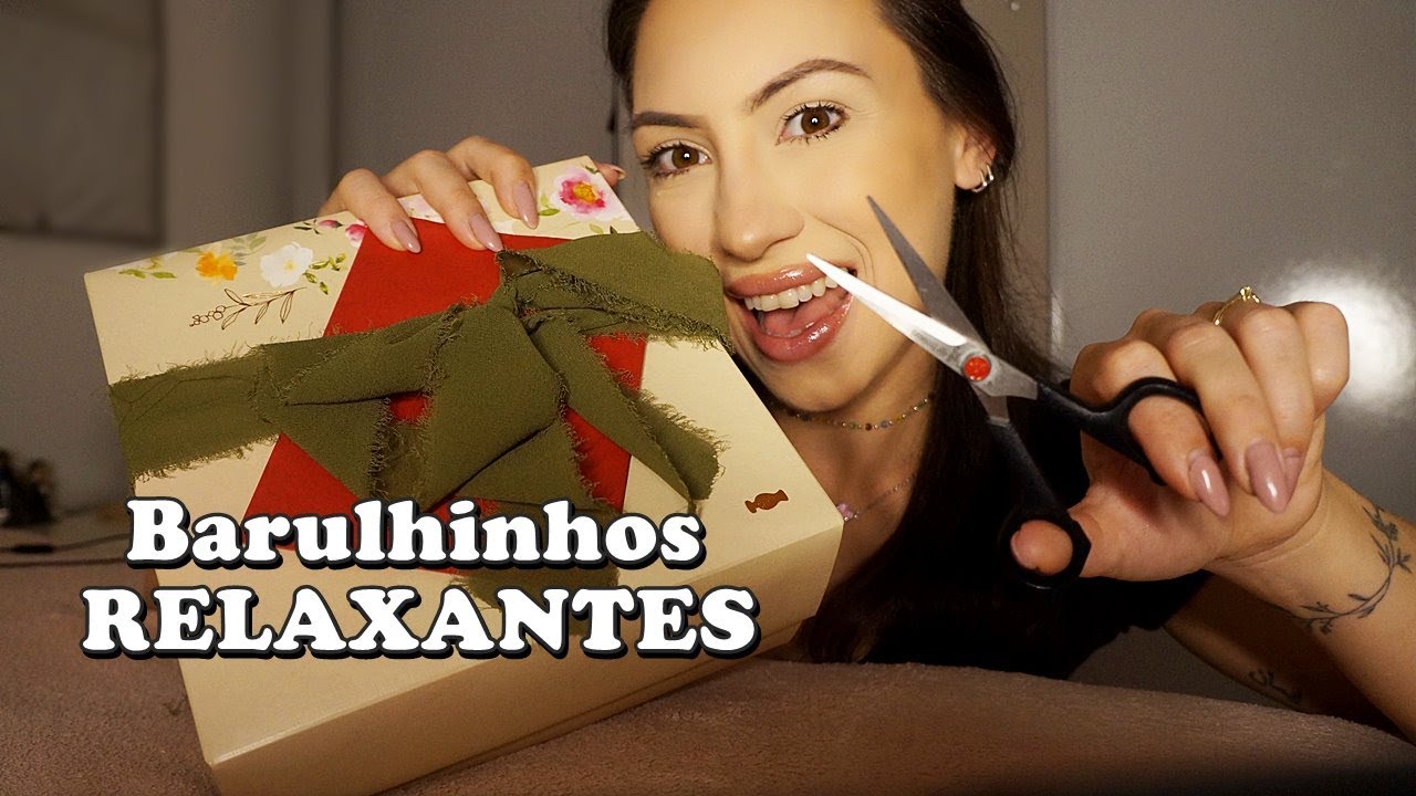 ASMR EMBRULHANDO PRESENTES DE NATAL COM VOCÊ (sussurros, sons de papel, tesoura, adesivo, atenção)