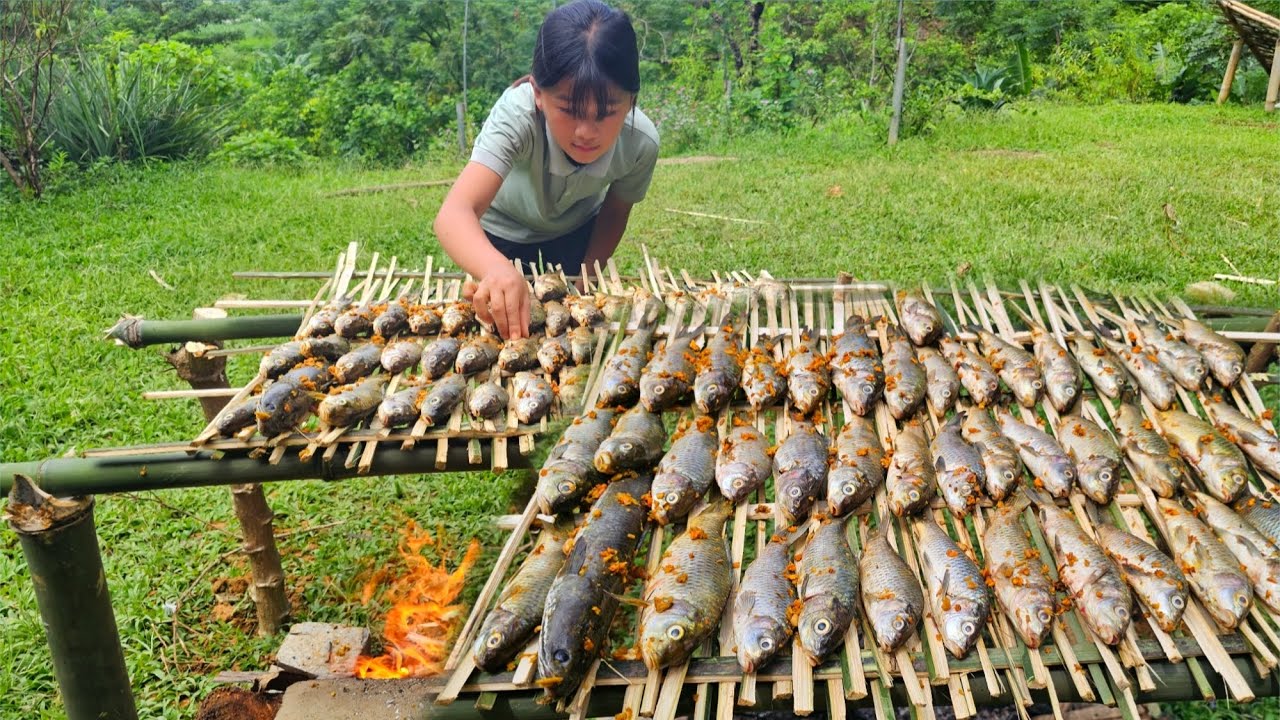 Phuong Vy makes charcoal grilled fish and then sells it to generate income for her life.
