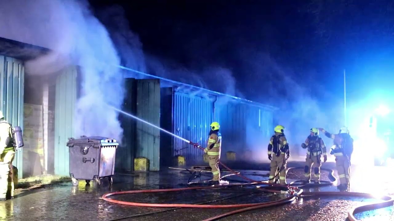 2020    Grote brand verwoest klusbedrijf op MOB Complex  6 Legeroldtimers gered 30 01 2020