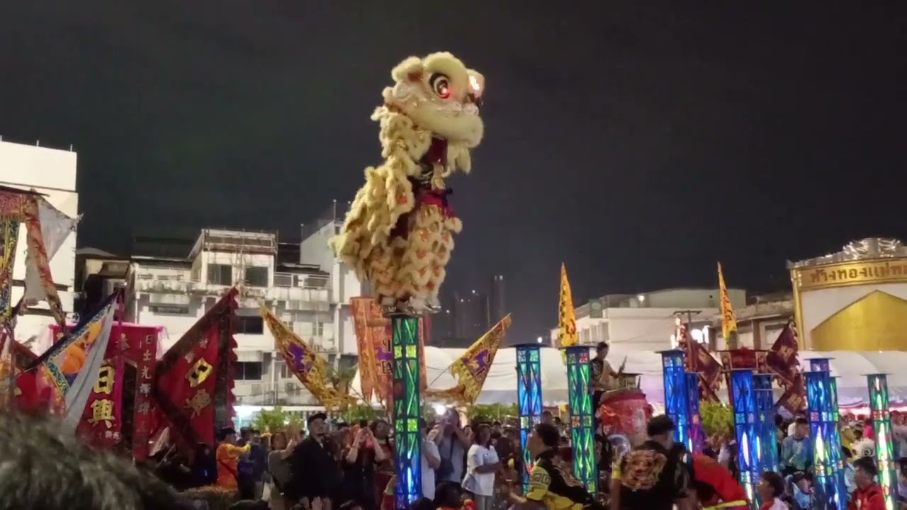 โชว์สิงโตกระโดดเสาดอกเหมย งานเทิดพระเกียรติสมเด็จพระเจ้าตากสินมหาราช คณะสิงโต ศิษย์หลวงพ่อเชียงแสน 
