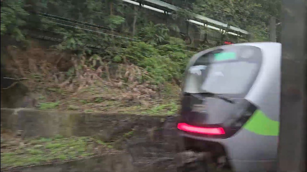 4127次蘇澳發車經由宜蘭線開往瑞芳的EMU500型八輛二編組EMU512+EMU515區間車，和4152次楊梅發車經由宜蘭線開往福隆的銀綠色微笑號EMU900型十輛一編組EMU912區間車