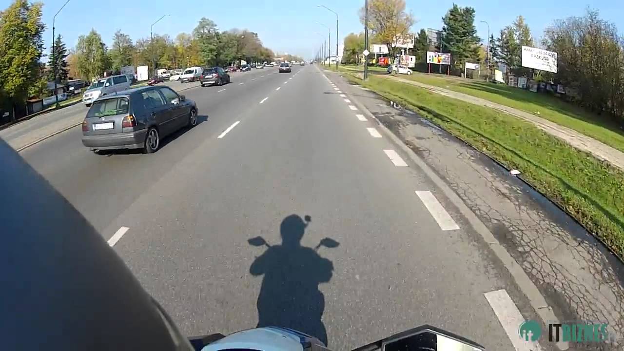 Jazda skuterem środkiem pasa