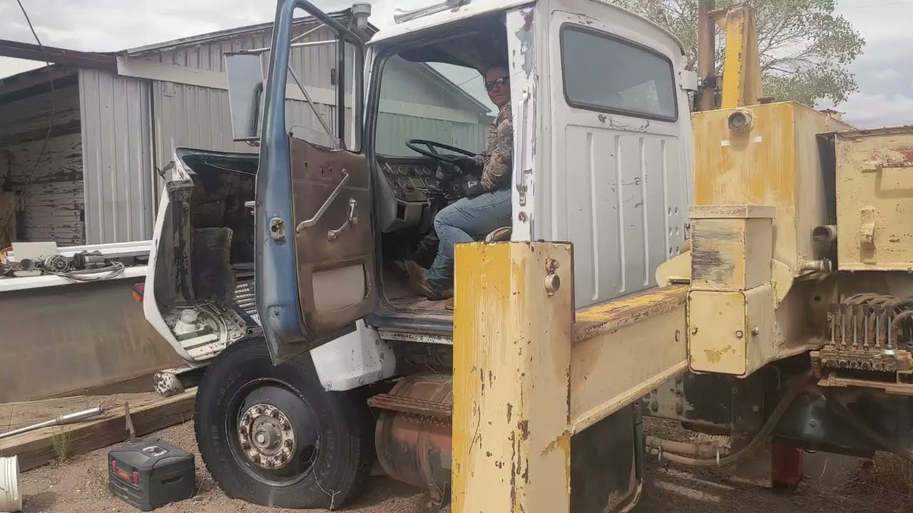 Will It Start? Ford L8000 Truck Crane